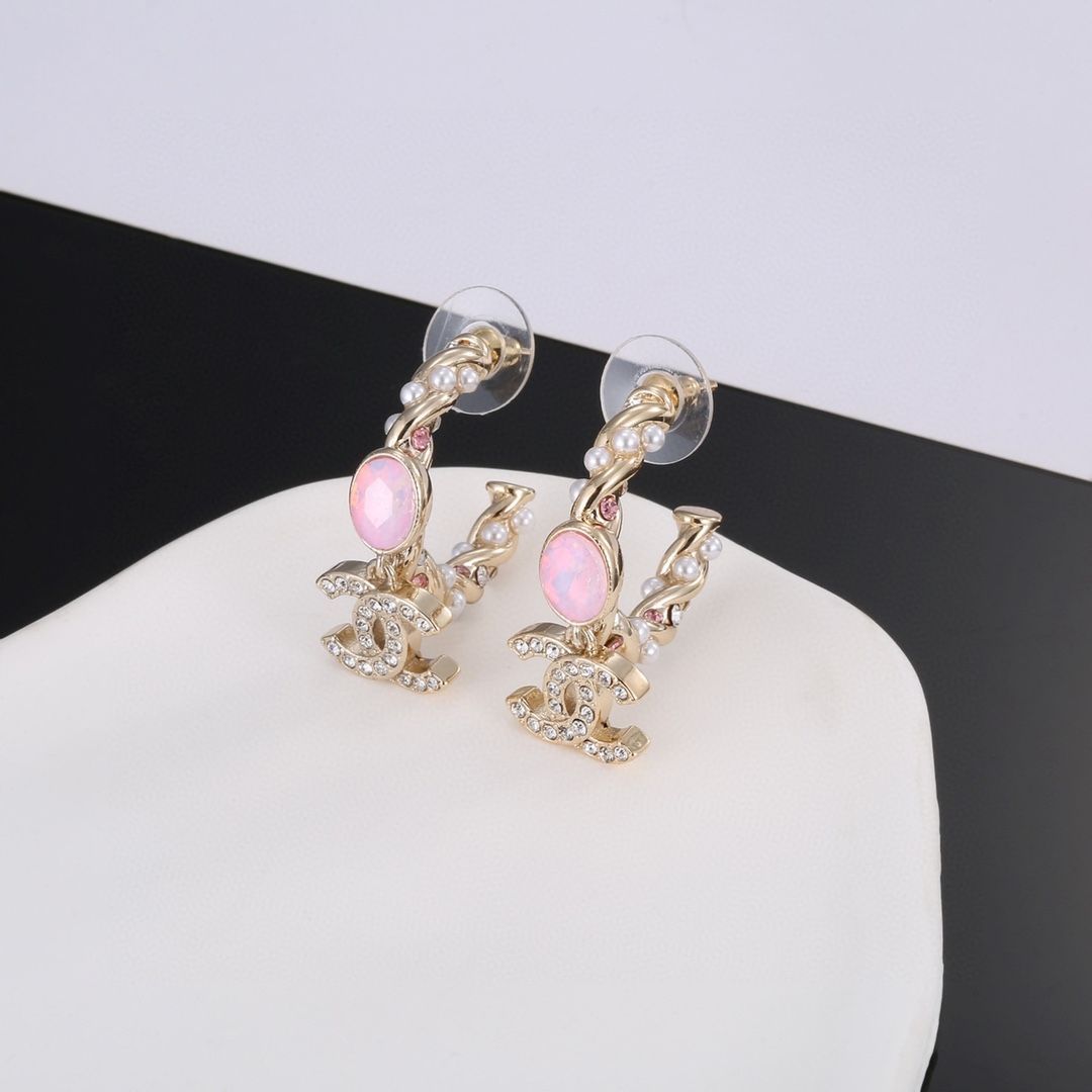 Chanel パール装飾 ロゴピアス Chanel パール装飾 ロゴピアス