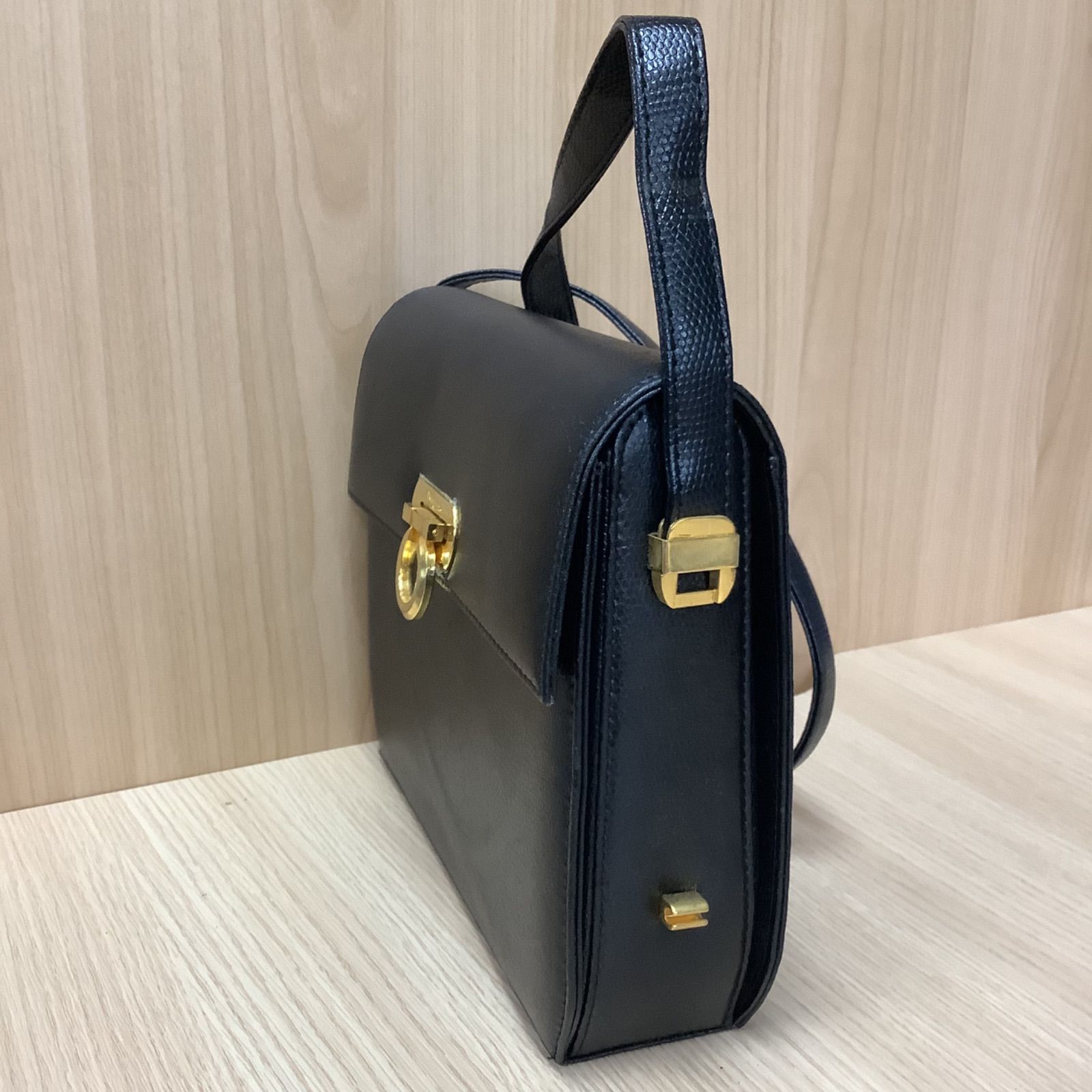 Salvatore Ferragamo サルヴァトーレフェラガモ ガンチーニショルダー 
