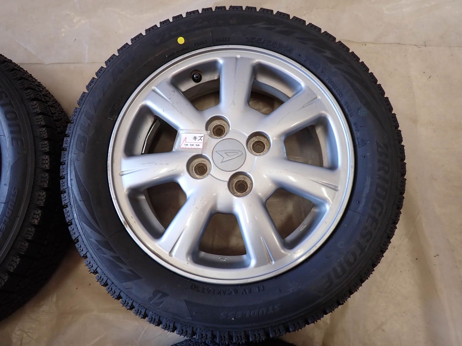 配送商品は通常配送無料。 冬 製 4本 会社宛 155 65R14×4.5J 75Q ブリヂストン ブリザック VRX2 ダイハツ 純正 アルミ ウェイク タント NO D6174