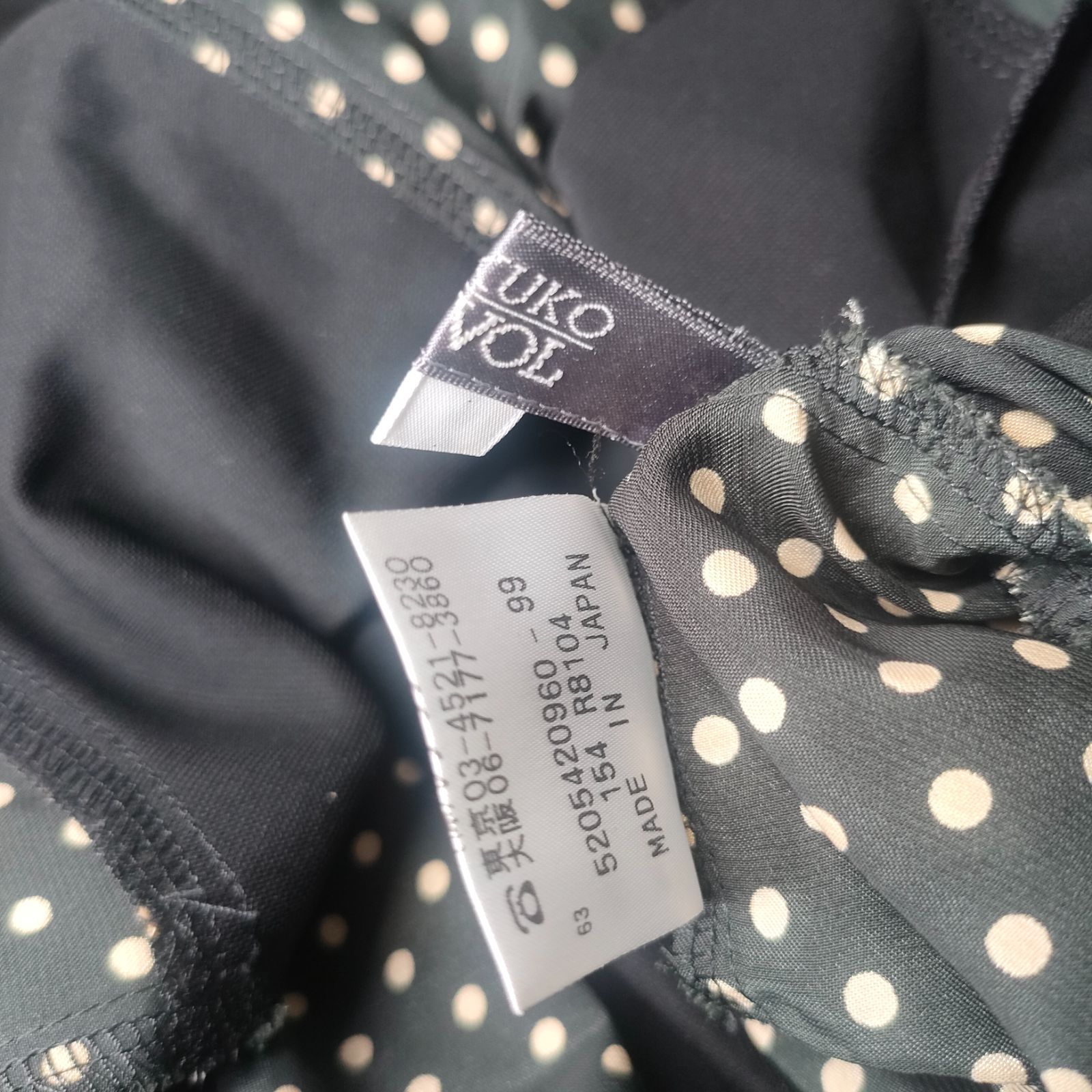 トクコ 黒 トップス トクコプルミエヴォル人物柄／夏トップス黒 トクコ