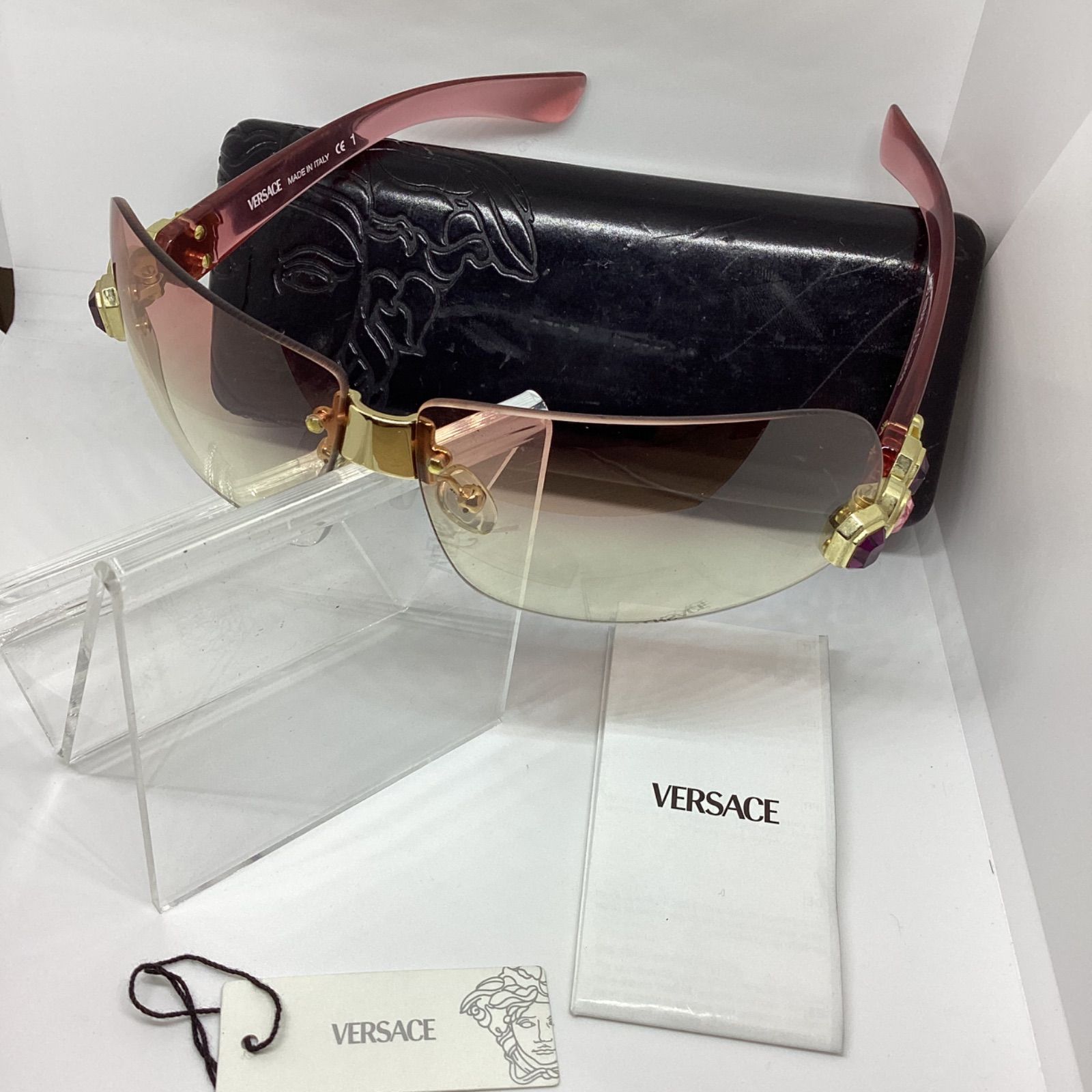 美品　VERSACH ビジューデザイン　サングラス VERSACEヴェルサーチ石ビジュー付きデザインサングラス - メルカリ