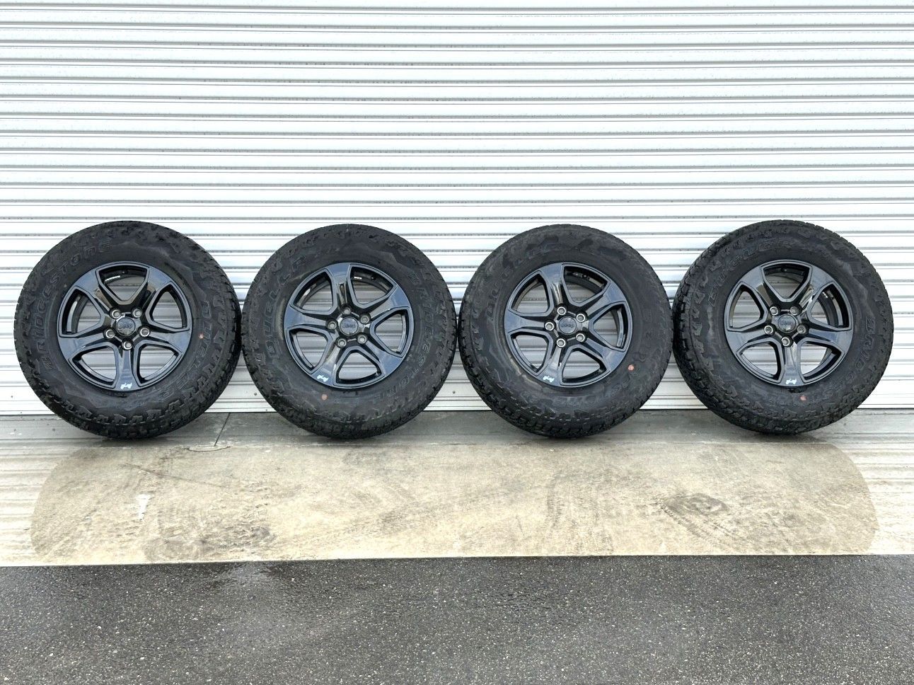 JEEP|ジープ JL ラングラー アルティチュード 純正ホイール アルミ センターキャップ有り 17インチ 7.5J 44.45 PCD127-5H スタッドレスタイヤ ブリヂストン デューラー 245|75R17 4本セット 品 直接お引き渡し