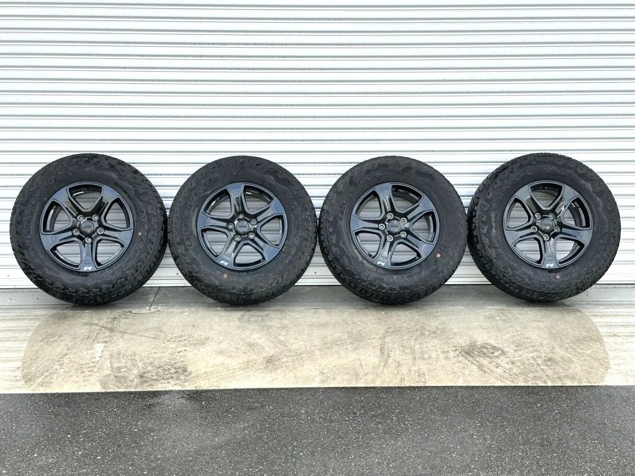 jeep ラングラー　ルビコン　純正スタッドレスセット JLラングラー ルビコン に スタッドレス装着。純正ホイールに