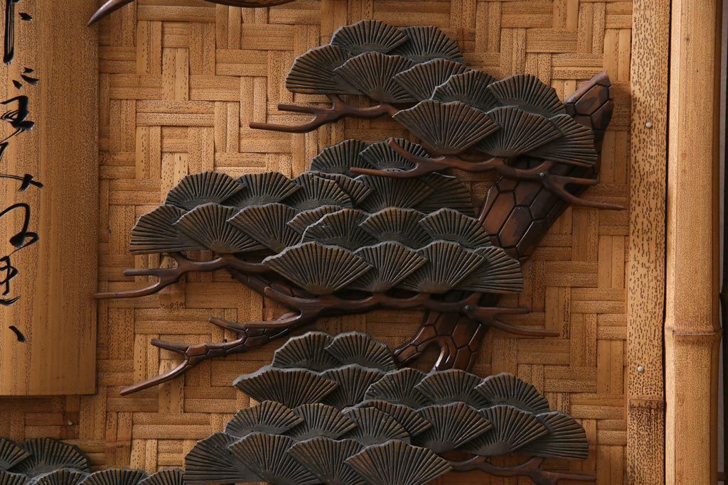 R-035027 竹細工 鶴・松彫刻 網代編み 立体的な意匠が存在感を放つ衝立