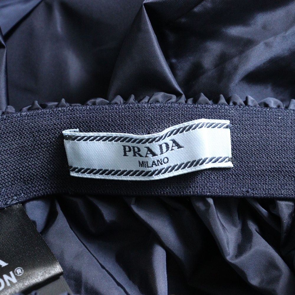ネイビー ロゴ スカート プラダ 新作*PRADA*Re-Nylon ロゴミニポーチ付ミニスカート (PRADA/ミニ