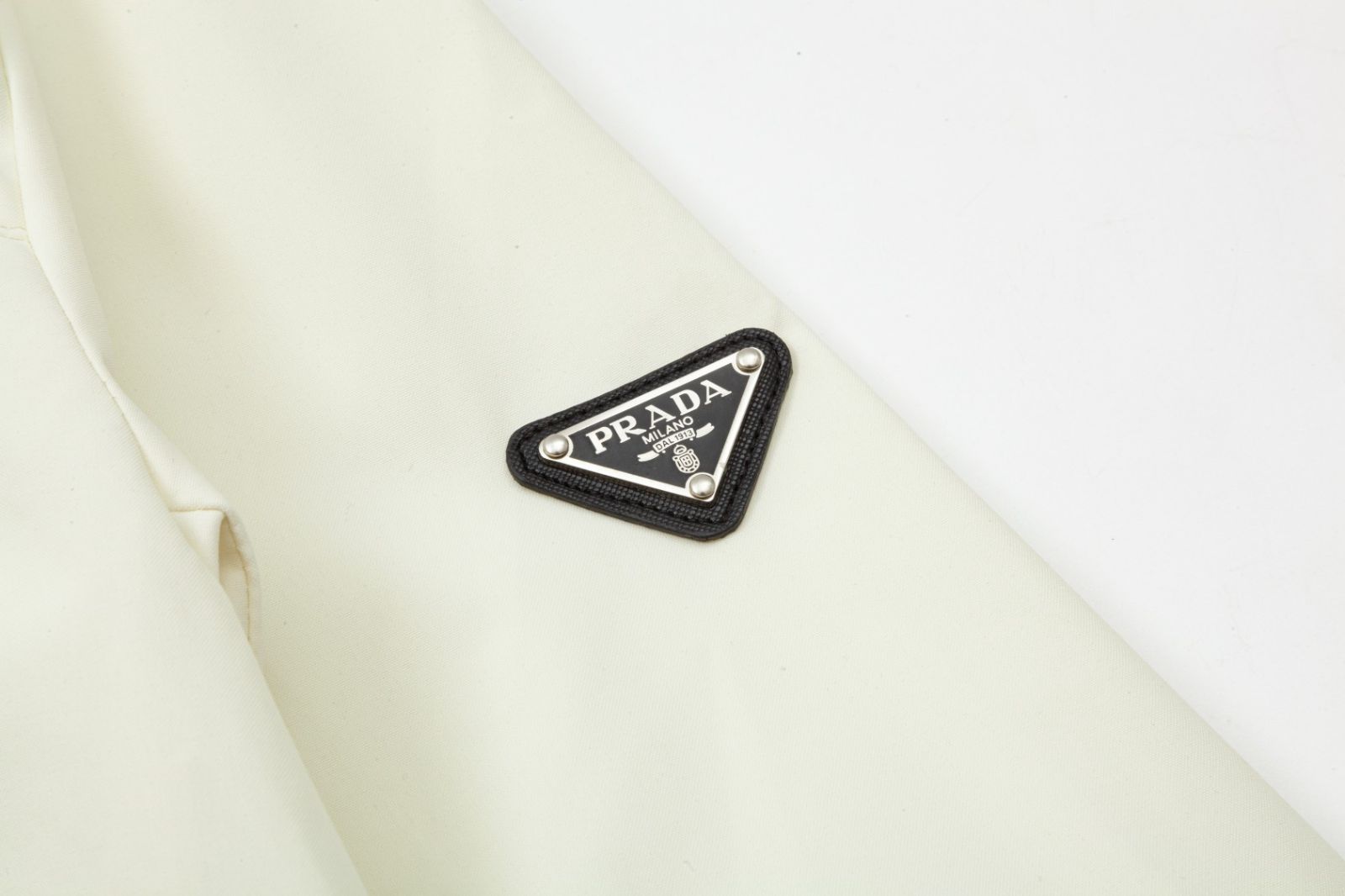 美品　PRADA　パーカー　三角ロゴ　クロップド丈　現行　トライアングルロゴ　白 美品 PRADA パーカー 三角ロゴ クロップド丈 現行