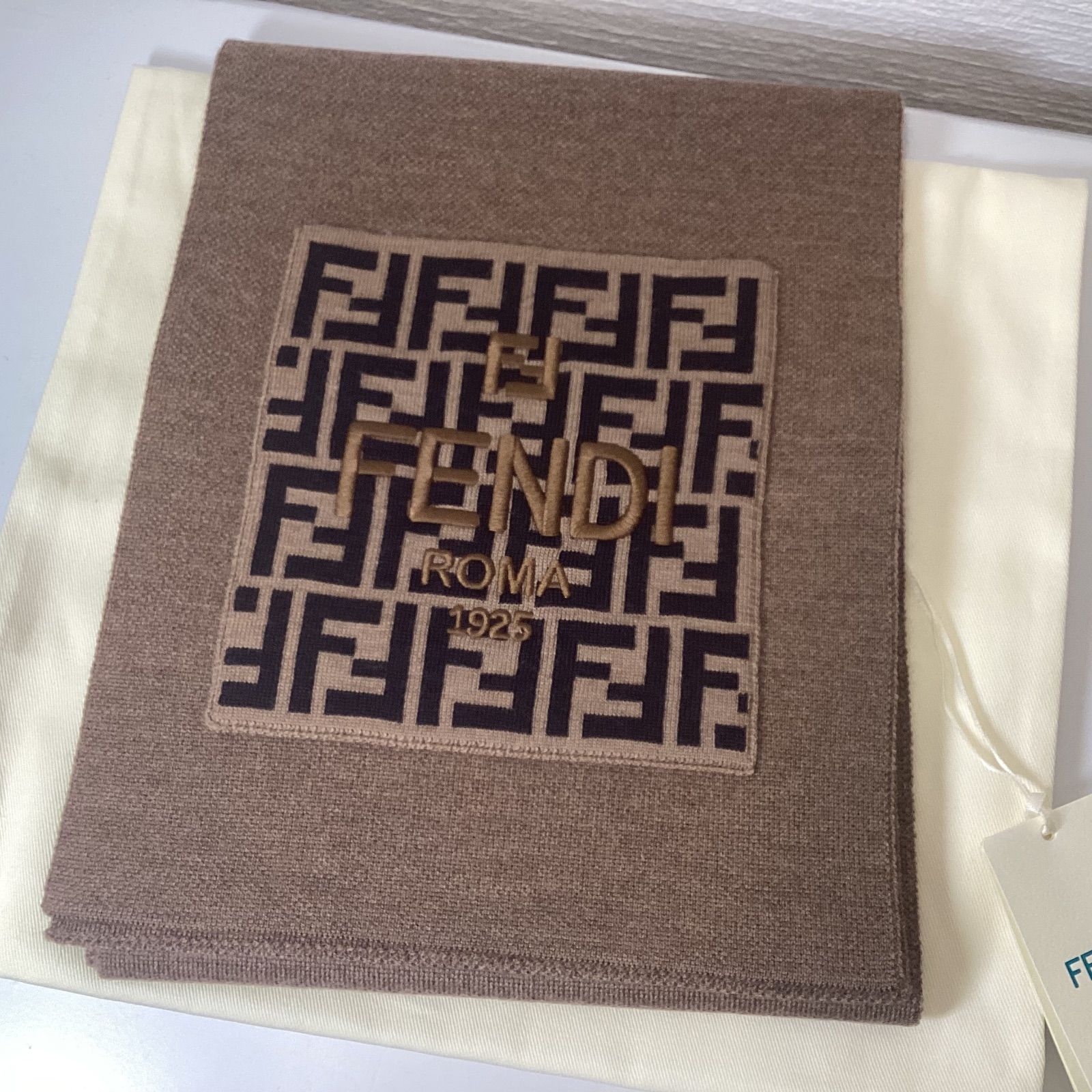 大人にもお勧め FENDI キッズ マフラー フェンディキッズ