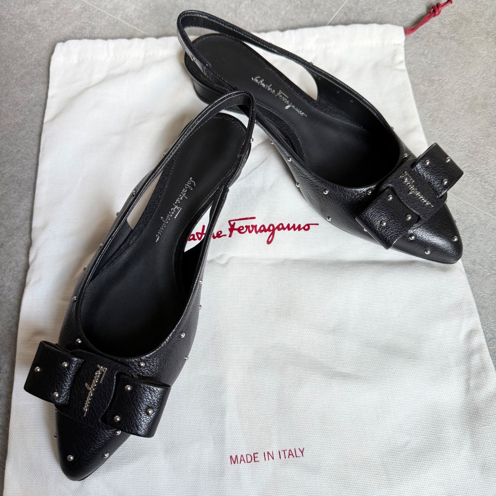 フェラガモ サンダル スタッズ 黒 新品未使用 フェラガモ ヴァラリボン スタッズ 黒 パンプス
