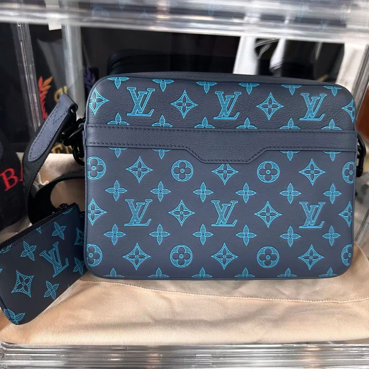 【LOUIS VUITTON】POPな差し色★LVトリオメッセンジャーバッグ トリオ・メッセンジャー モノグラム・シャドウ｜ルイ・ヴィトン