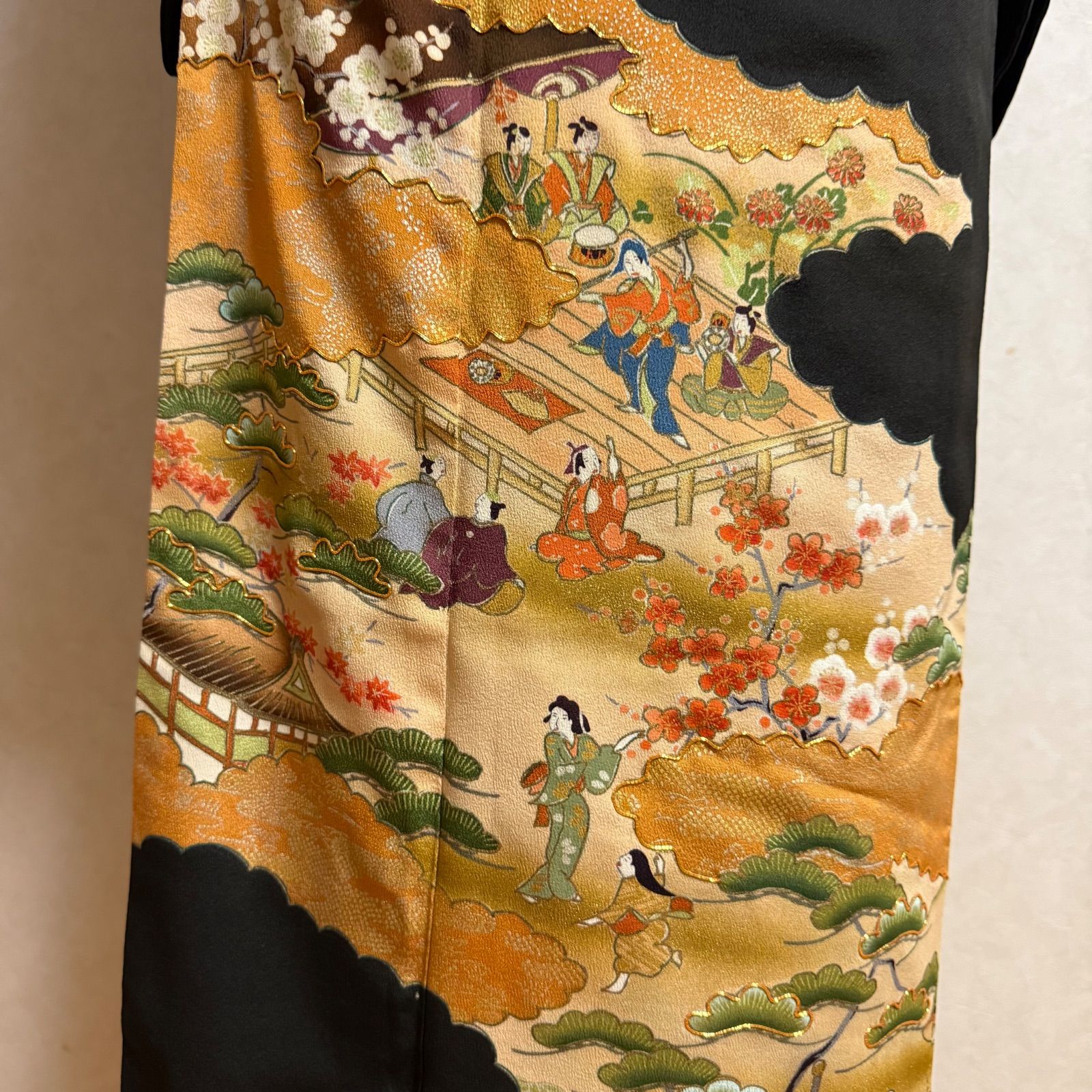 2819 黒留袖 花柄　家紋付き　身丈160㌢ 裄66㌢ しつけ糸付き 2819 黒留袖 花柄 家紋付き 身丈160㌢ 裄66㌢ しつけ糸付き 着物