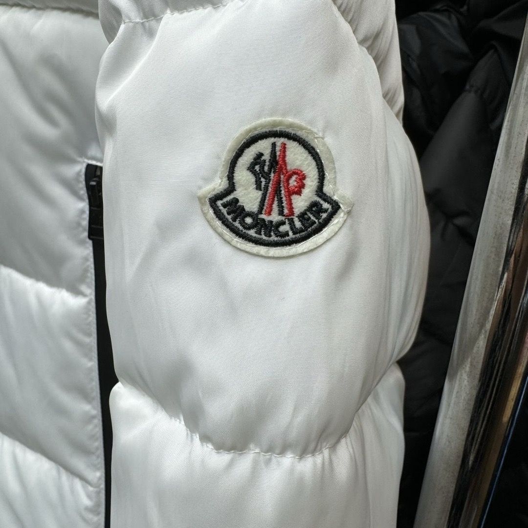 MONCLER （モンクレール）ダウンジャケット