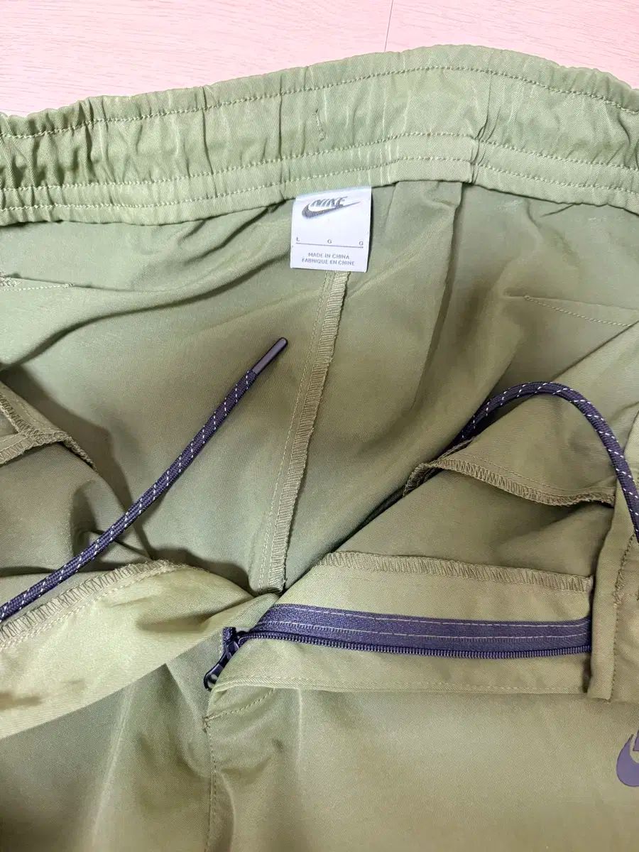 ナイキテックエッセンシャルズパンツ ラフグリーン