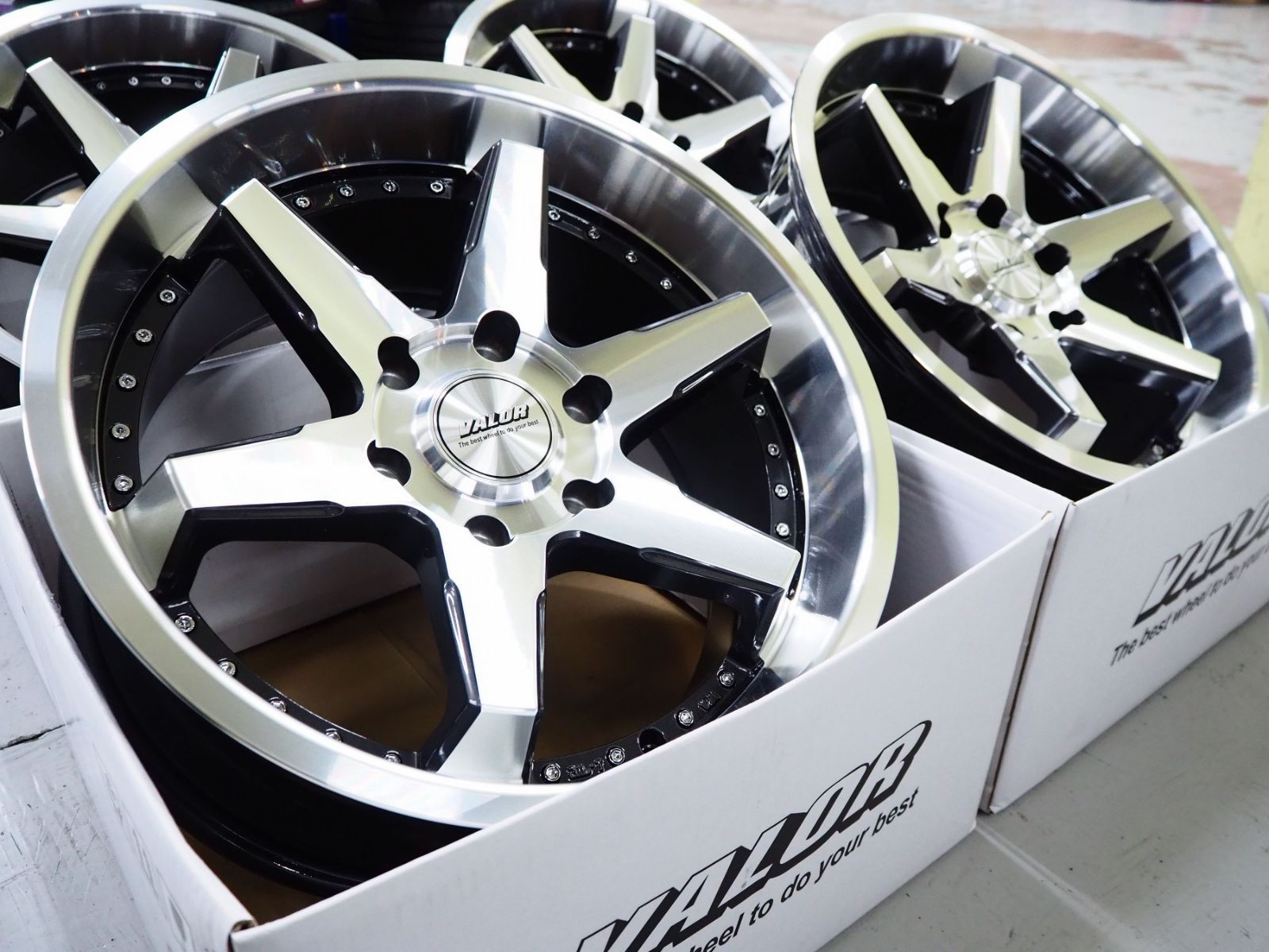 ひろ 深リム コンケイブ 要オーバーフェンダー 深リム コンケイブ 要オーバーフェンダー VALOR DCR 18inch 9.0J