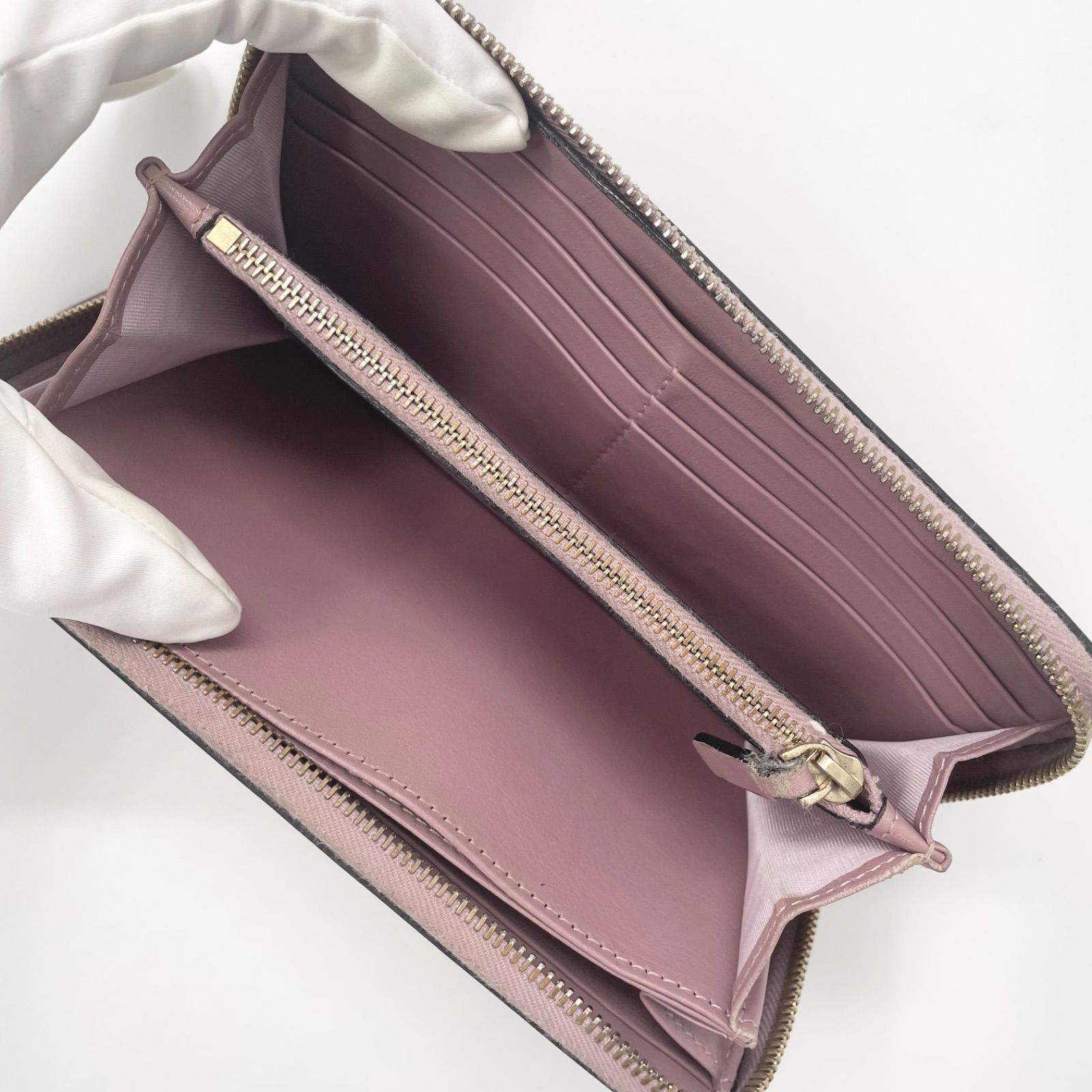 VALENTINO ヴァレンティノ　スタッズ付き二つ折り　財布　パウダーベージュ VALENTINO ヴァレンティノ 二つ折り財布 7W2P0AR5GGE レディース