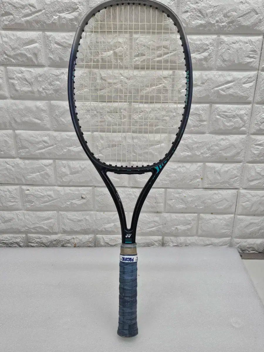 YONEX テニスラケット RQ 360 です