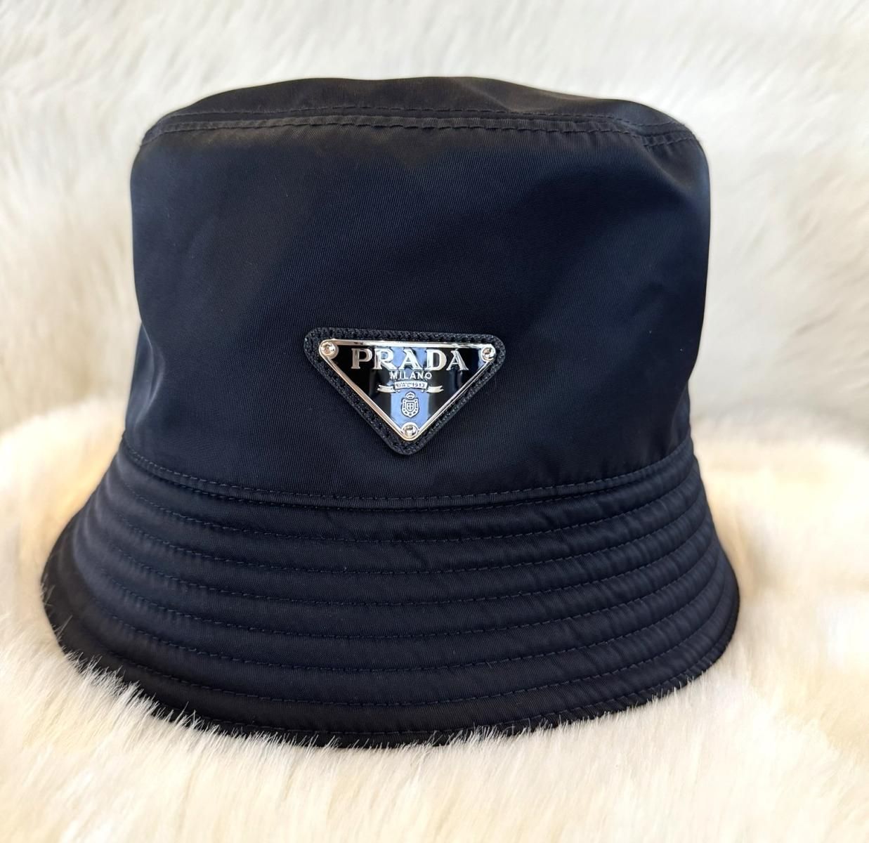 PRADA (プラダ) ReNylon 三角ロゴプレートバケットハット ブラック