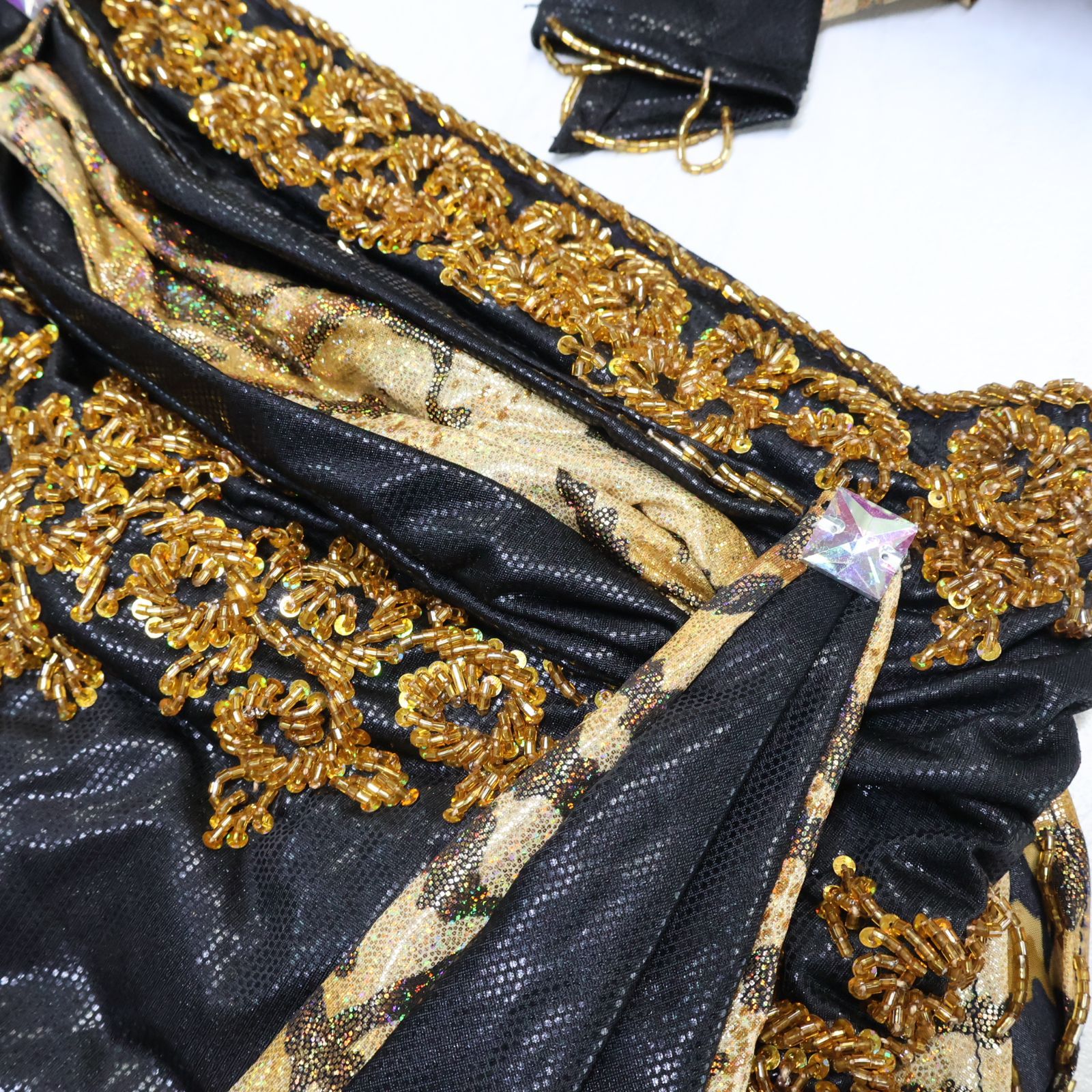 ベリーダンス用 オリエンタル衣装】ブラック×ゴールド ビーズ 豪華