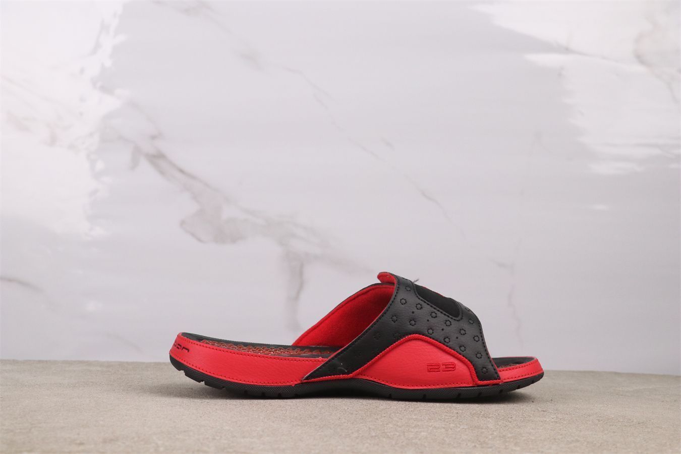 今日 エアジョーダン 13 代 684915-001 ブラックレッド スリッパ