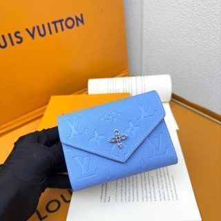 ルイ ヴィトン Portefeuille Lisaは柔らかなMonogram Empreinteレザーで再解釈し Monogramエンボス模様を飾った ファスナーの頭にLVの丸が飾られている