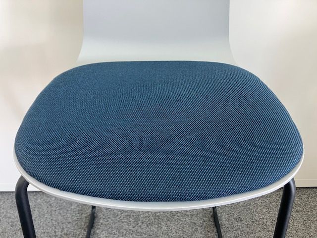 コクヨ ミケット ハイチェア 背 ライトグレー 座 ナイトブルー カウンターチェア スツール オフィス ミーティング MARWIL-DEMENAGEMENTS_CH
