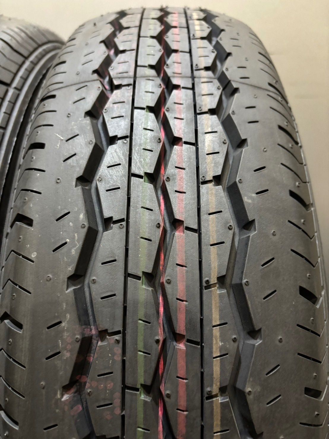 新車外し品 195 80R15 107 105L LT BRIDGESTONE RD-613 19年製 夏タイヤ サマータイヤ 4本 ブリヂストン ハイエース キャラバン 2-K240