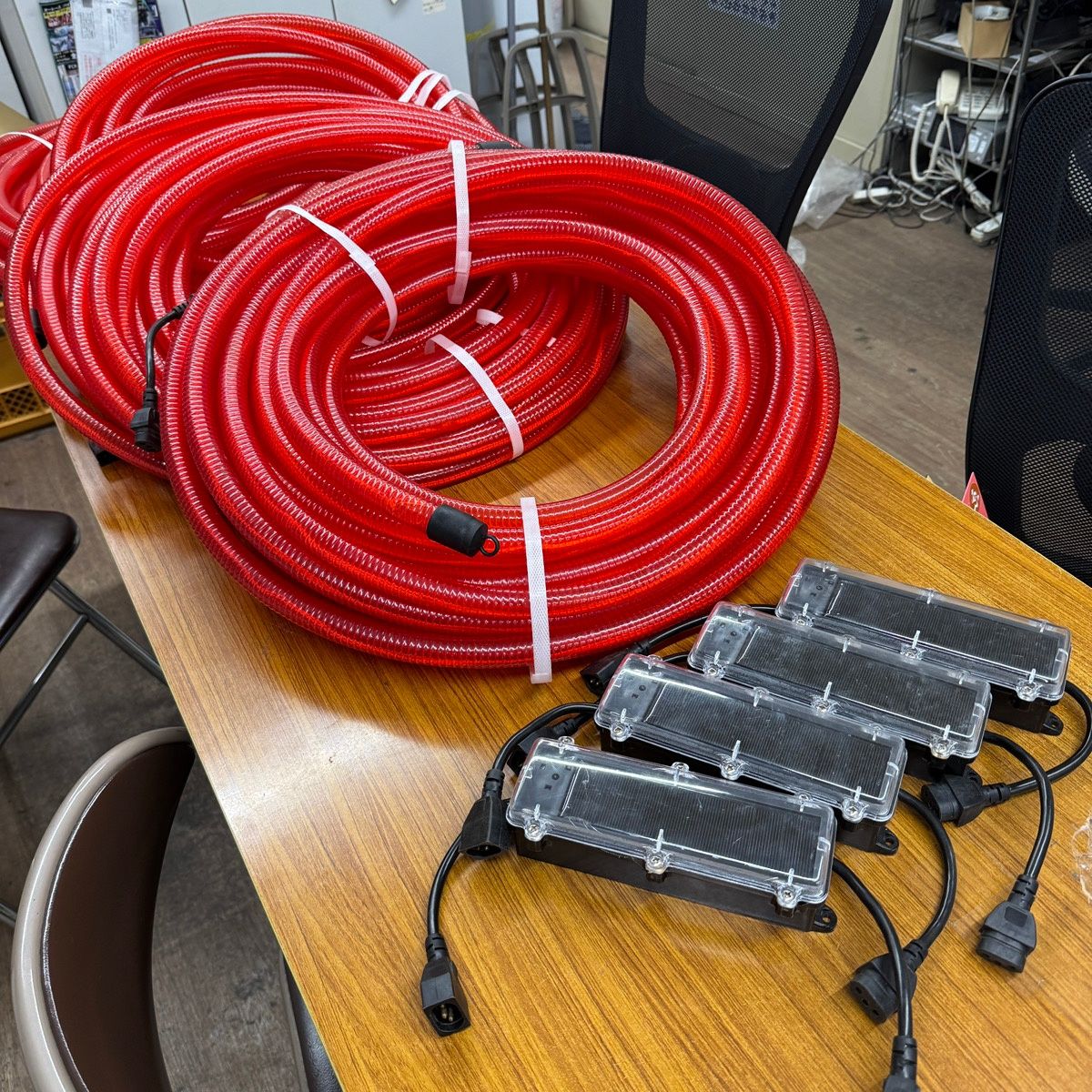 ソーラーLEDチューブ 4点セット 4巻 コントローラ4機 駐車場 現場 安全 夜間点灯 保安灯 桶川店