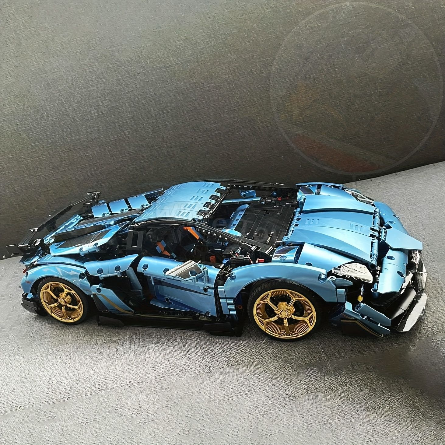 高品質の青いスポーツカー模型