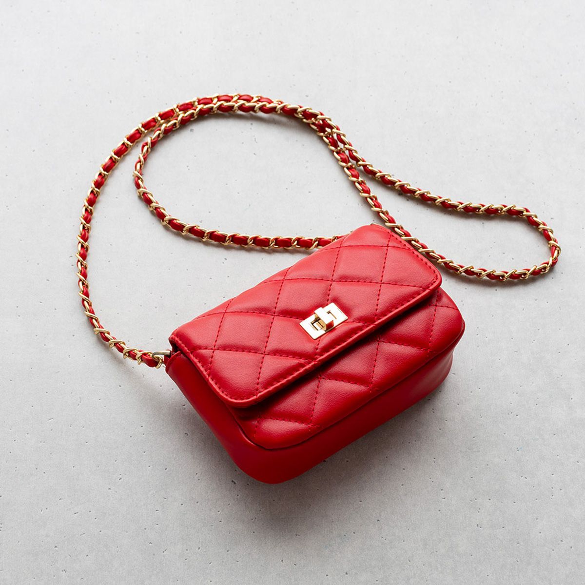 赤いキルティングバックパック 新品・未使用】 チェーンバッグ レディース 女性 キルティング