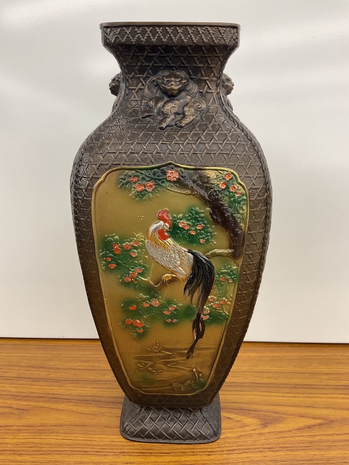 骨董】金属製 花瓶 高さ35cm 唐獅子 彩色花鳥図 鶴 鶏 インテリア 工芸