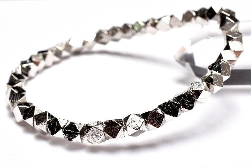 １点物 メテオライト アルタイ隕石 4x4mm シルバーコーティング キューブカット ブレスレット パワーストーン 天然石 _MA9910