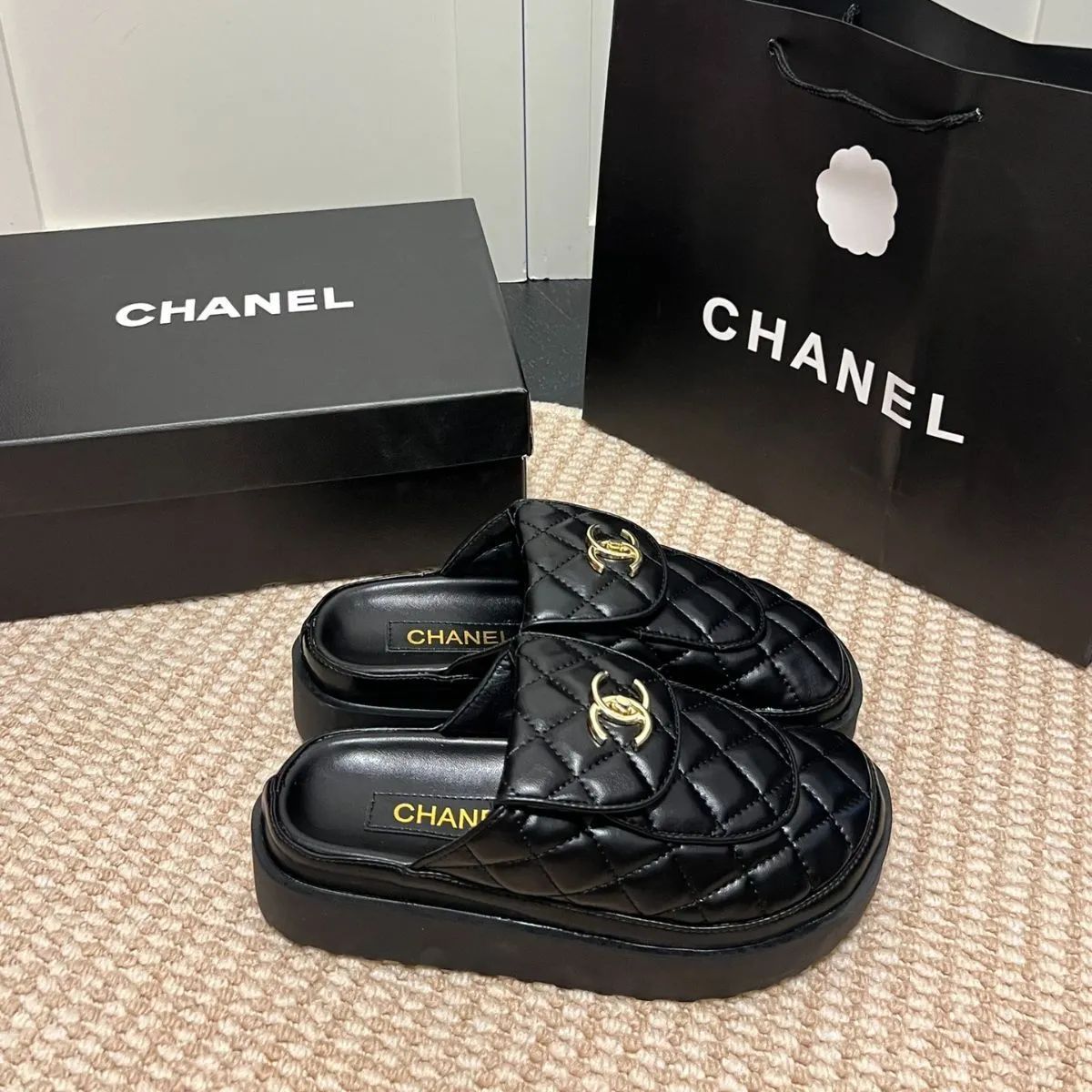 Chanel 24 Cロックサンダル