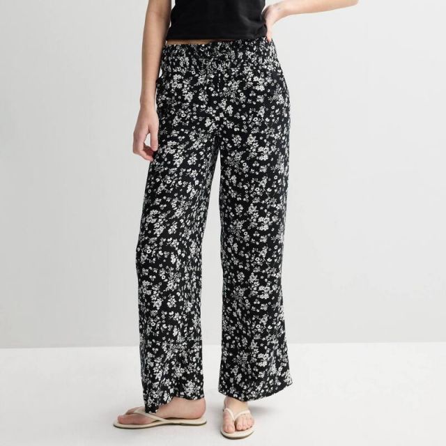【送料無料】 エスオー レディース カジュアルパンツ ボトムス Juniors' SO High-Rise Smocked Wide Leg Pants Black Cream Ditsy