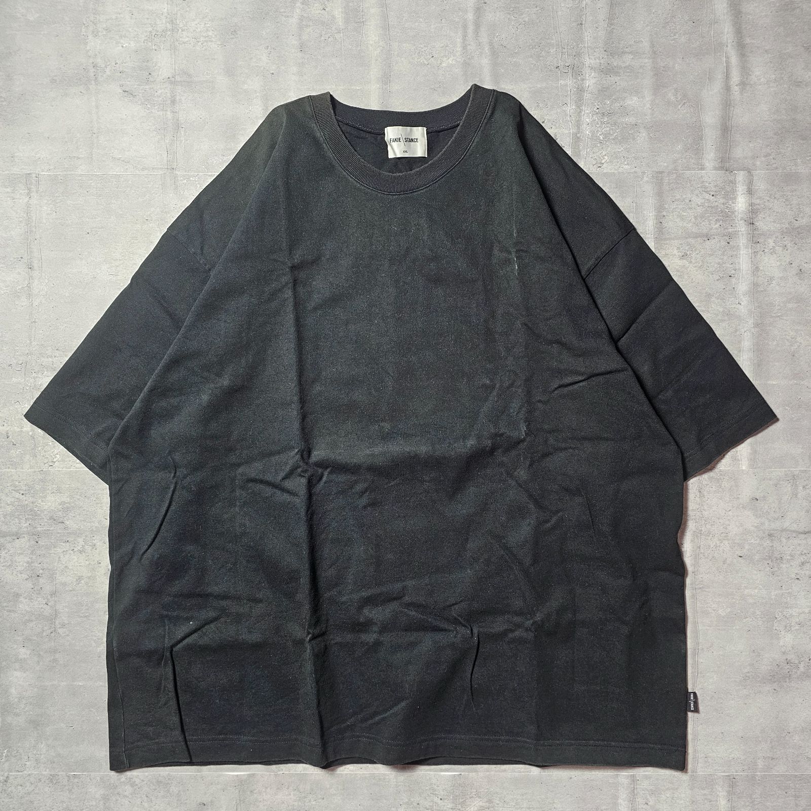 『 FAKIESTANCE / フェイキースタンス 』 ヘビーオンスTシャツ ( XXLサイズ ) ブラック色 肉厚で丈夫な生地を使用 身幅が広めで、着丈は短めにデザインされたボックスシルエットが、個性的でありながらもどんなスタイルにも合わせやすい魅力