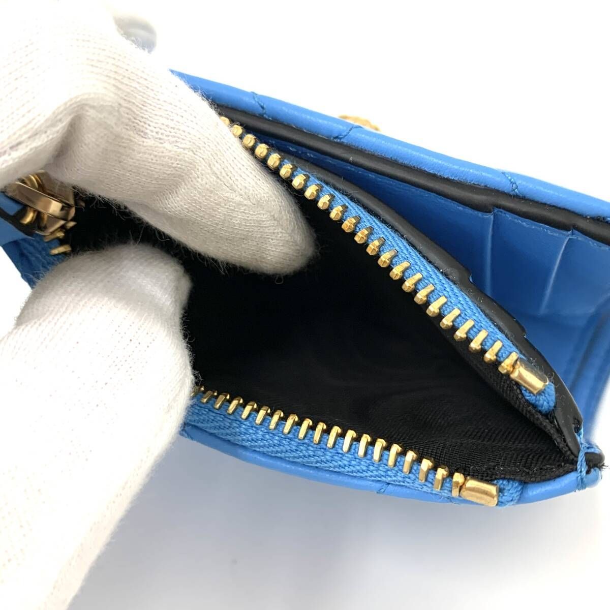 美品 ヴェルサーチ レザー ボディバッグ キルティング メデューサ ファスナー A0407 美品！ 格安！ VERSACE ヴェルサーチ メデューサ キルティング