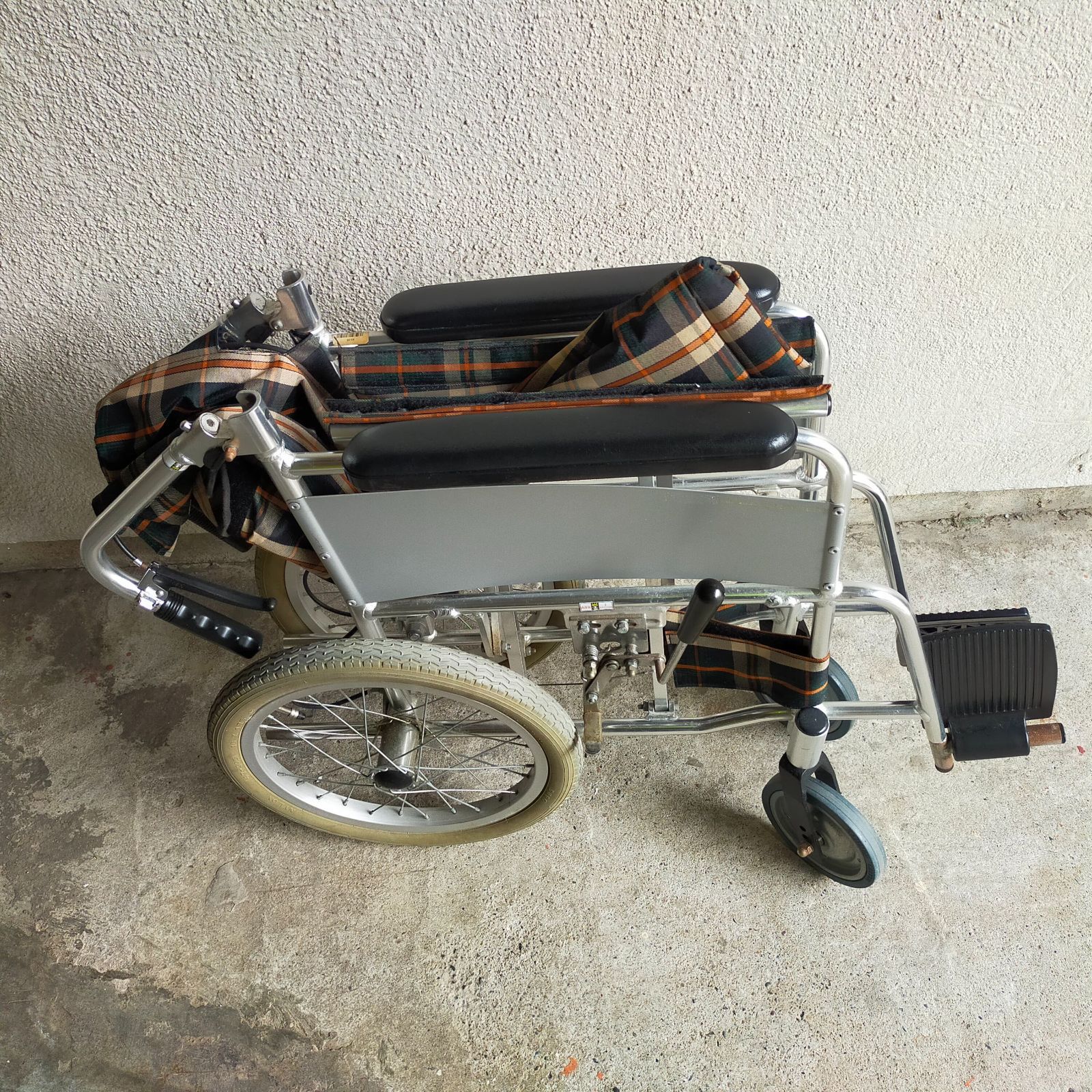 チェック柄 折りたたみ介助用車椅子 マキテック 多機能車いす 跳ね上げ式スイングアウトタイプ 介助