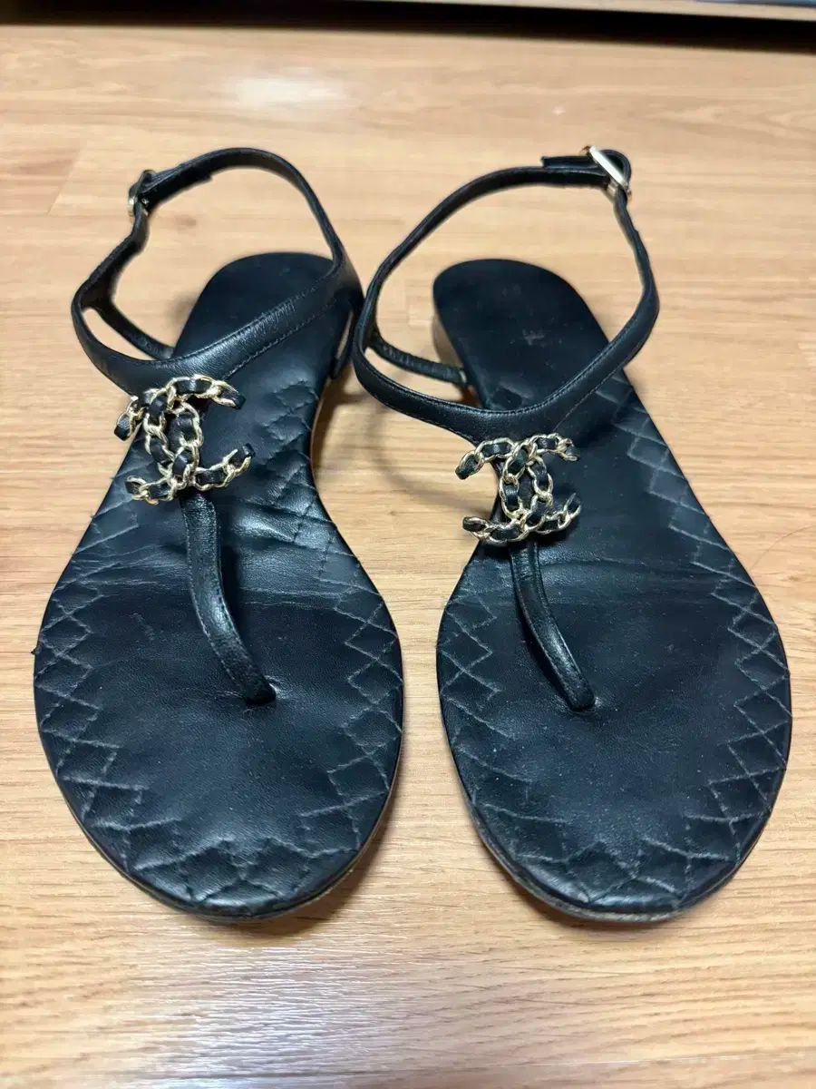 CHANEL シャネル 黒 金 ロゴ サンダル 38
