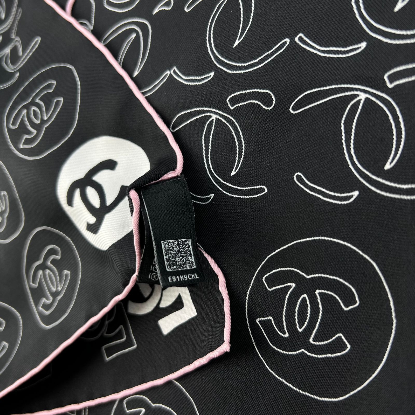 CHANEL シャネル ココマーク スカーフ シルク ブラック ホワイト CHANEL シャネル ココマーク スカーフ シルク ブラック ホワイト