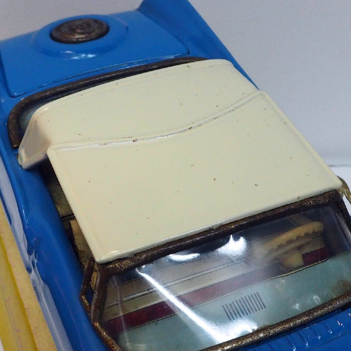 萬代屋【クライスラー インペリアル セダン赤】ブリキtin car【箱は