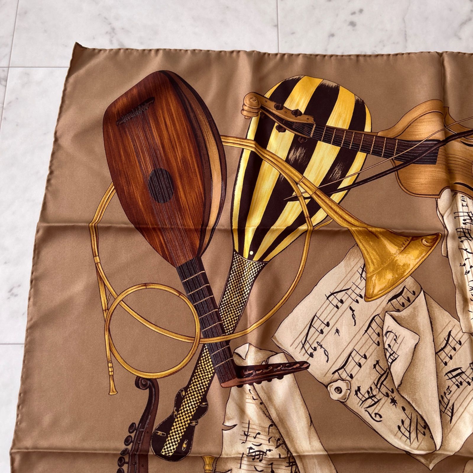 未使用 Trussardi トラサルディ シルク 大判スカーフ 楽器柄 86cm 高級