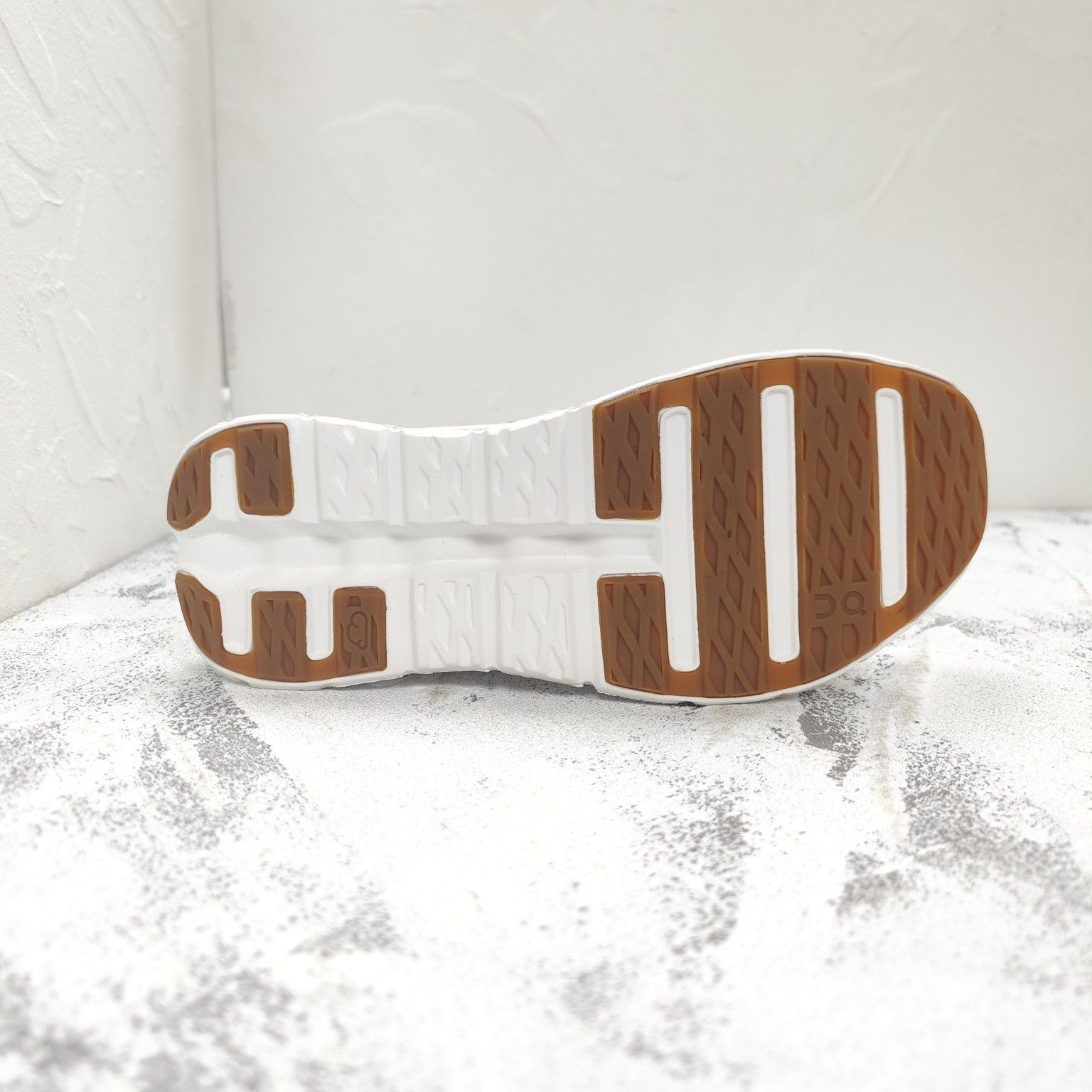 あーちん。Cloudtilt 巳年限定カラー　ホワイト/レッド26.5cm ON Cloudtilt（クラウドティルト）ホワイトレッド スニーカー