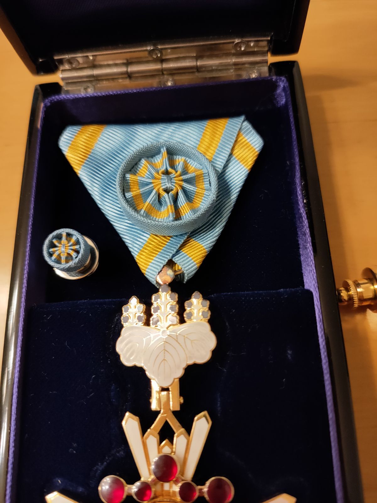 極美品】瑞宝小綬章 法改正後 現行タイプ 佩用金具付 勲章 徽章