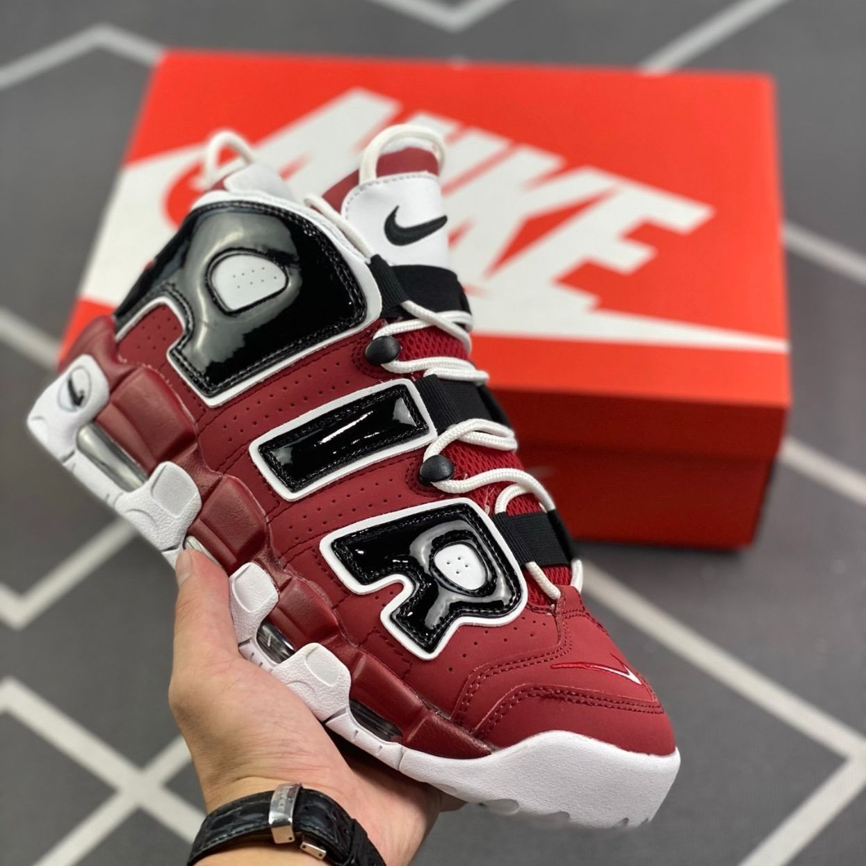 新品 未使用 ナイキ スニーカー Nike Air More Uptempo バスケットボールシューズ ブラックレッド 男女兼用