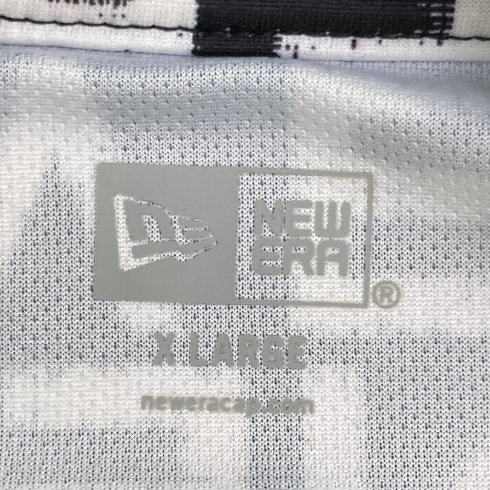 サイズ：XL NEW ERA ニューエラ  半袖モックネックTシャツ 総柄 ブラック系 [240101422664] ゴルフウェア メンズ ストスト サイズ：XL NEW ERA ニューエラ 半袖モックネックTシャツ 総柄