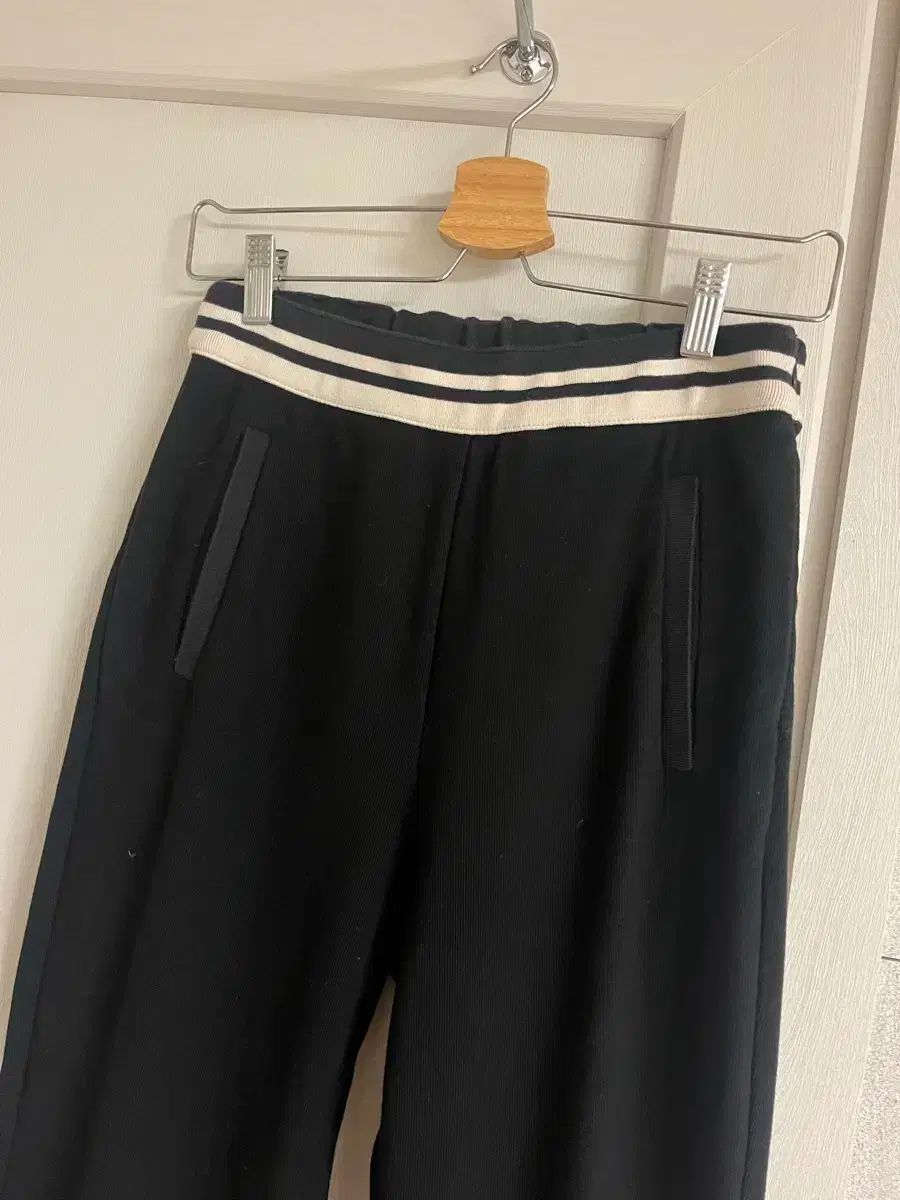 한섬 TIME COLOR LINE ジョガーパンツ - ブラック 64 ゴージ ISTJ VENDING MACHINE Ver. ジョガーパンツ