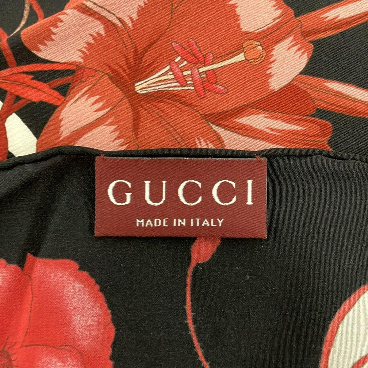 GUCCI グッチ スカーフ - 786262 黒×レッド×白 花柄 フラワー 蝶 バタフライ ロゴ シルク