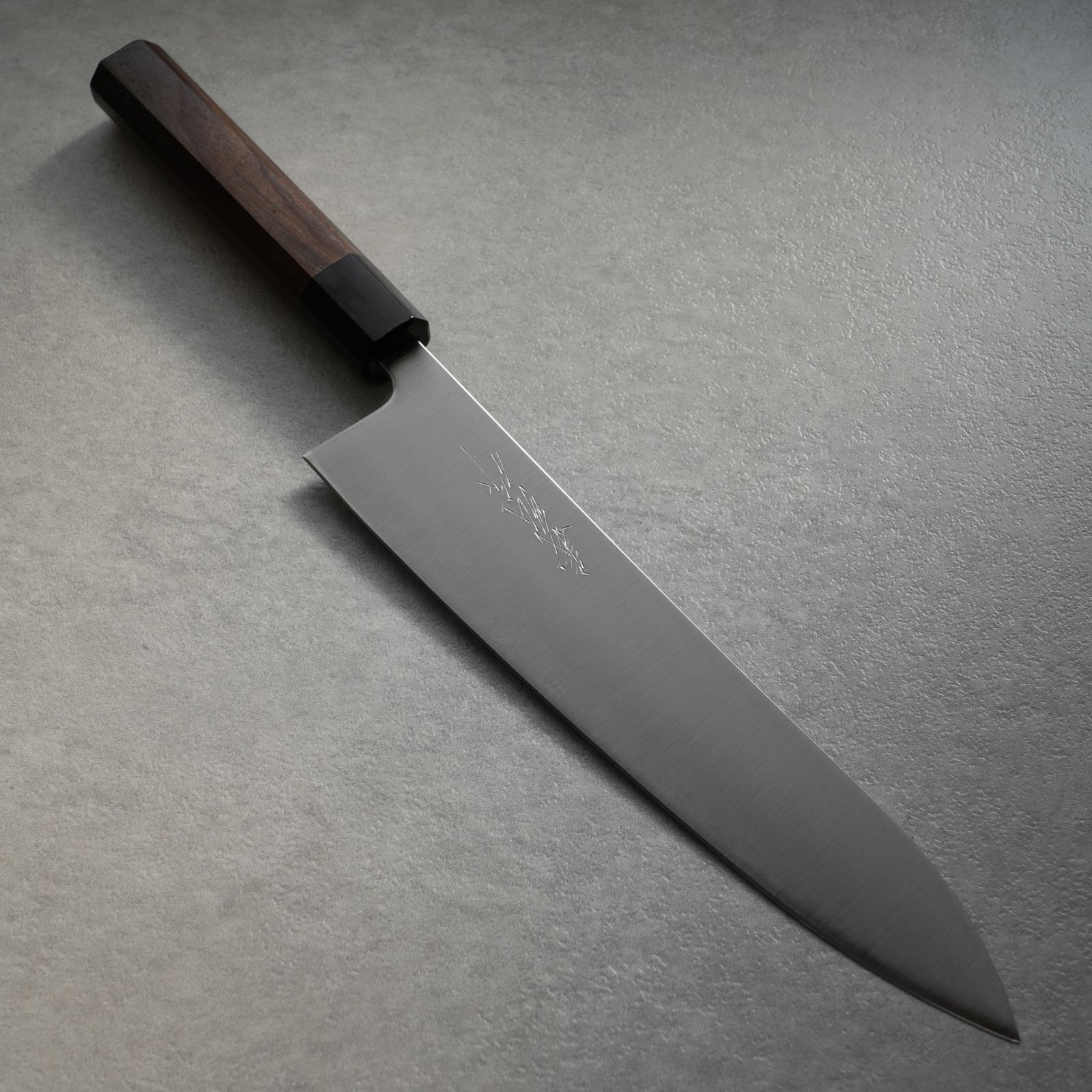 郷右馬允義弘】牛刀包丁 240mm 青紙スーパー 紫檀八角柄 山脇刃物