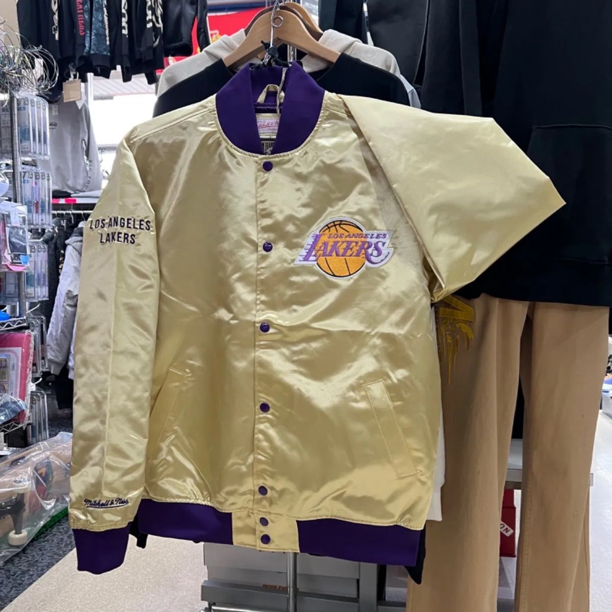 残り1点‼️Mitchell&Nessミッチェルアンドネスジャケットレイカーズ