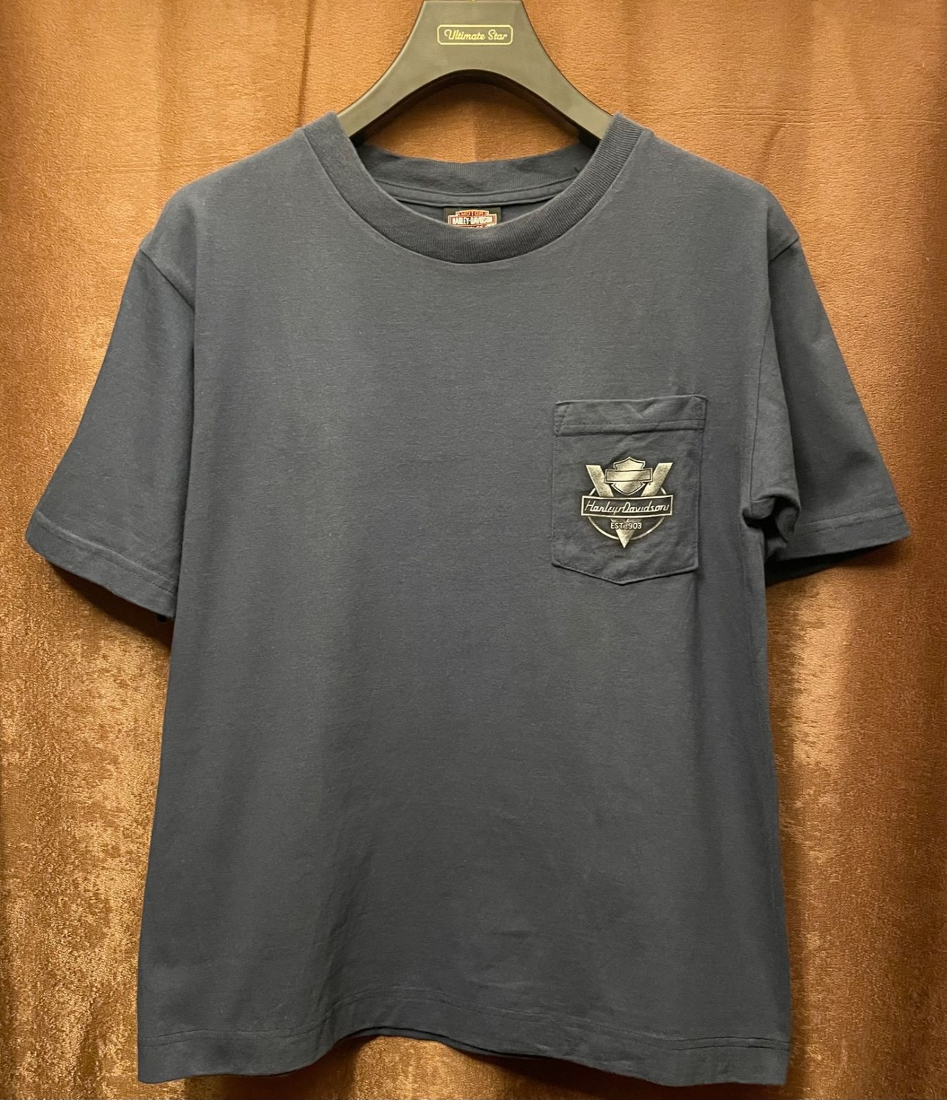 MADE IN USA製 HARLEY-DAVIDSON HOLOUBEKボディ ポケット付きバックプリントTシャツ ネイビー Mサイズ
