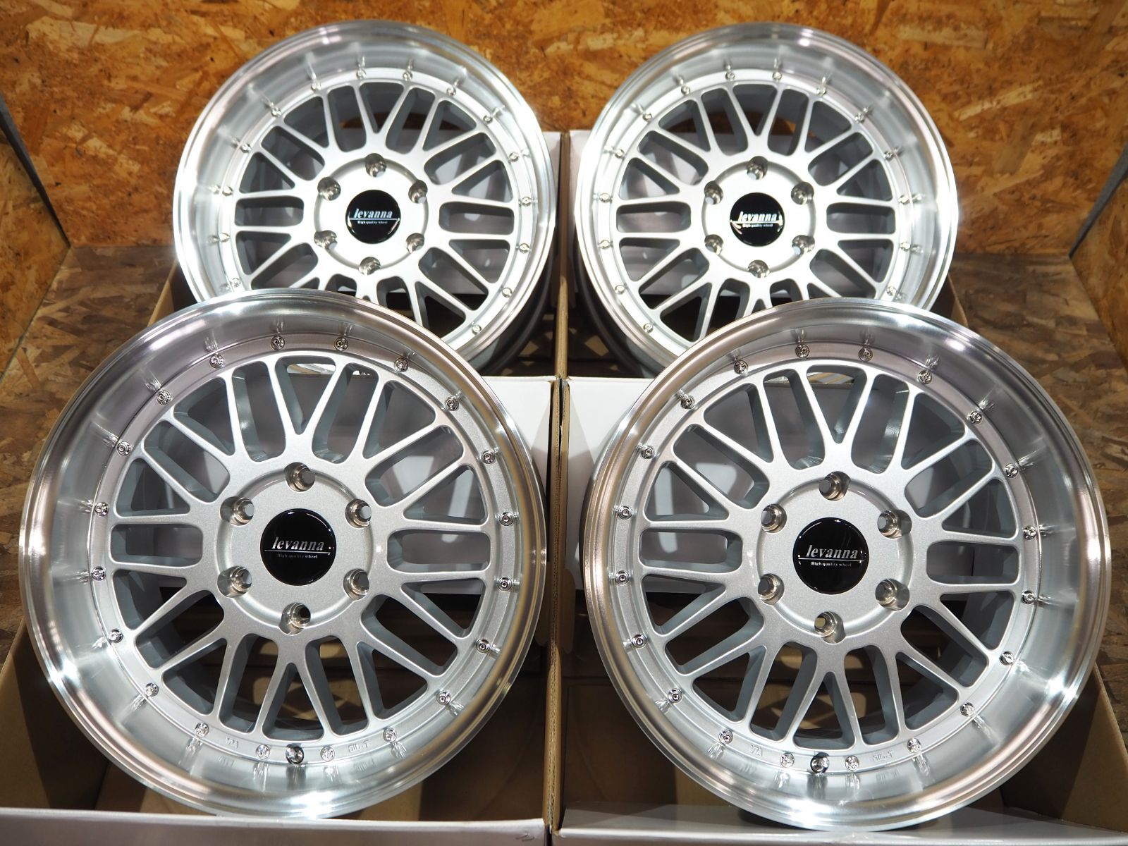オーバーフェンダー ツライチ設定 シルバー メッシュ 深リム 選べるタイヤサイズ levanna V10LTH 18inch 9.0J 25 6H139.7 JWL-T ハイエース レジアスエース 200系