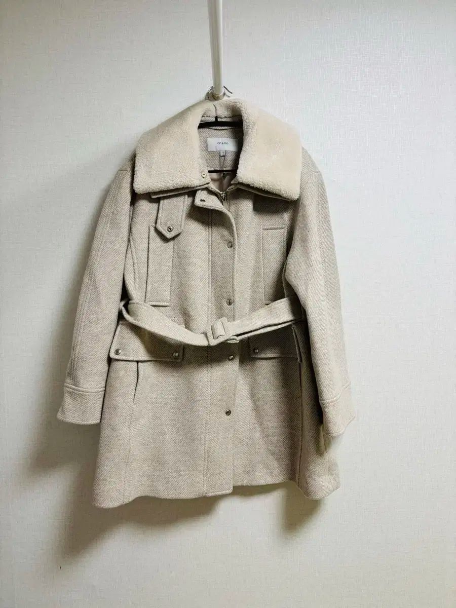 オンアンドオン ON-ON シープスキンファー カラ—ベルト付き ヘリンボーン コート 新 商品